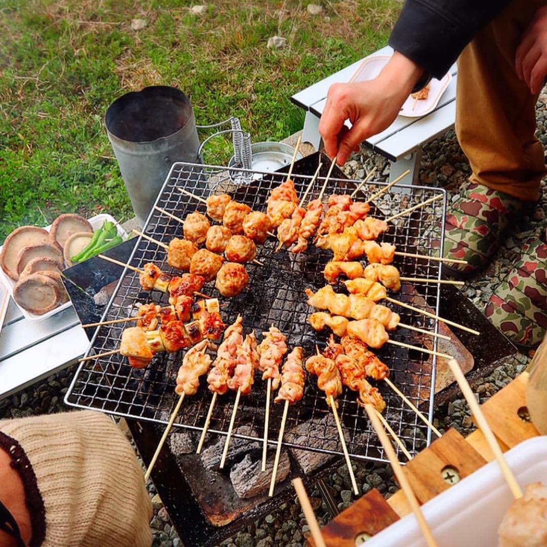 Camphack 鶏肉を 串打ち したことはありますか 焼鳥屋さながらの雰囲気が楽しめるだけでなく 串刺ししてキャンプに持って行くとbbqがとても楽なんです 連休中キャンプの予 Wacoca