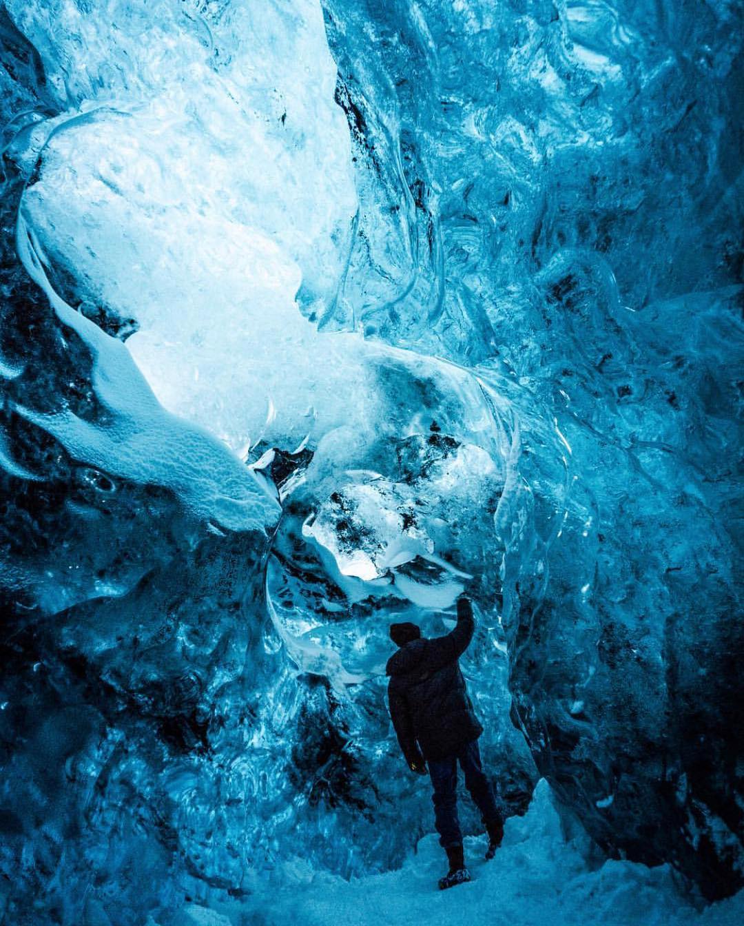 Retrip Global Retrip アイスランド アイスランドにある氷の洞窟 アイスケイブ とても幻想的な青氷の世界です 夏になると氷がとけてしまうことから 毎年形が変わるそう Wacoca Japan People Life Style
