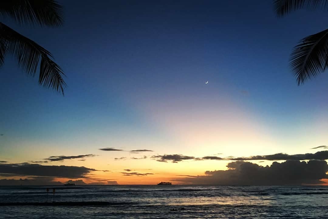 Travelko 太陽と海があるだけで 夜明け も 夕焼け もこんなに絵になる ハワイ ホノルル ワイキキ ビーチで波と戯れて カピオラニ公園 でくつろいで ホテルに Wacoca Japan People Life Style