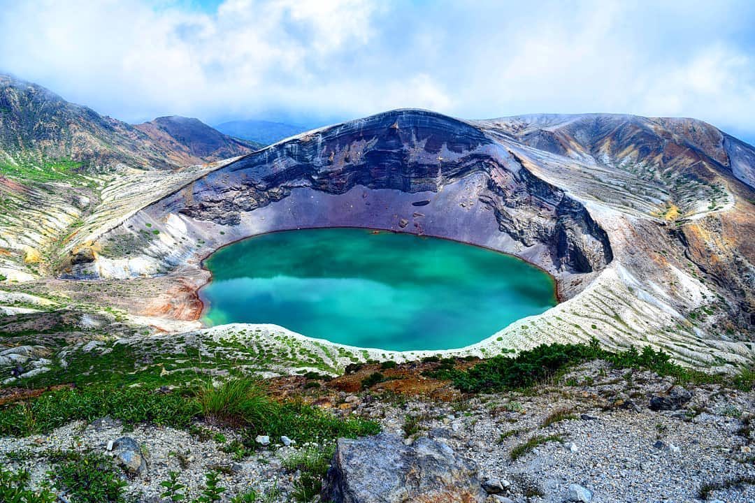 Retrip Nippon Retrip 宮城 こちらは宮城県にある 蔵王の御釜 です 蔵王五色岳にある火山湖で 釜状の形をしていることから 御釜 という名前がついたのだとか エメラル Wacoca