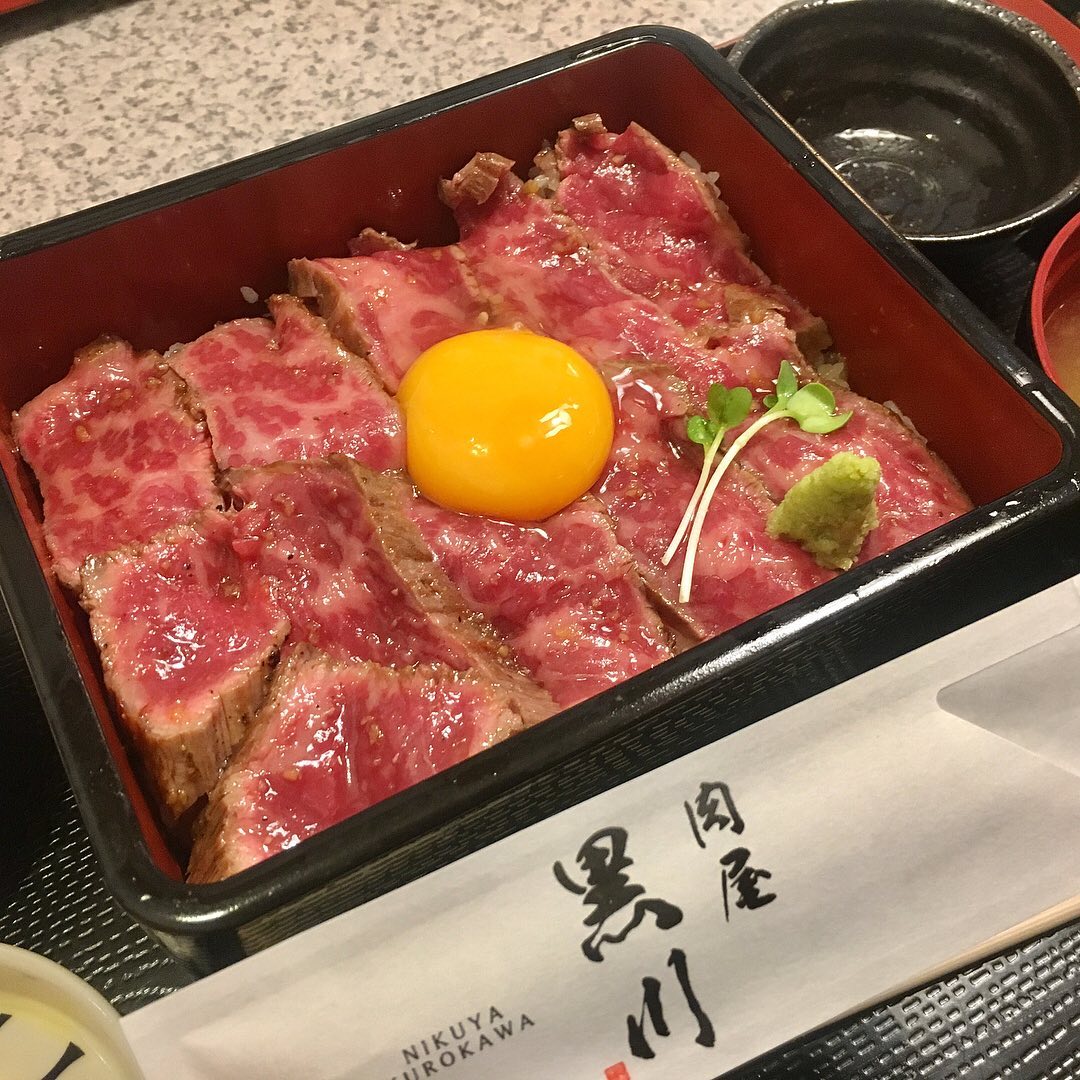 @RETRIP Kyoto: 【RETRIP×宇治ランチ】  今回ご紹介するのは、京都・宇治にある「肉屋 黒川」です。「国産和牛ステーキ重」は、下のご飯が見えなくなるほどぎっしりと詰められた…