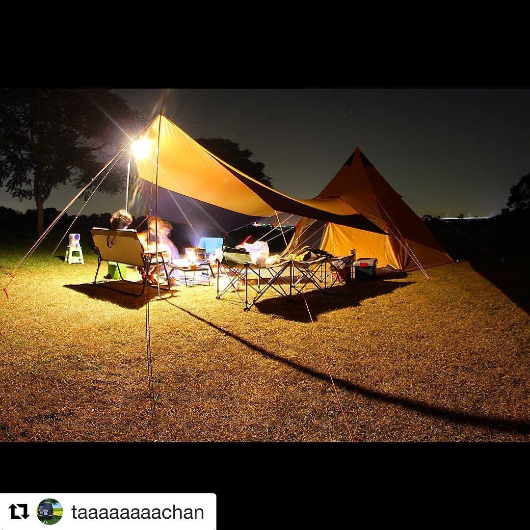 Hinataoutdoor Taaaaaaaachan さんのphoto ノースイーグルの小川張り テントとタープを連結させる小慣れた おしゃれキャンプサイト 夜はランタンの灯りがキャンプ Wacoca Japan People Life Style