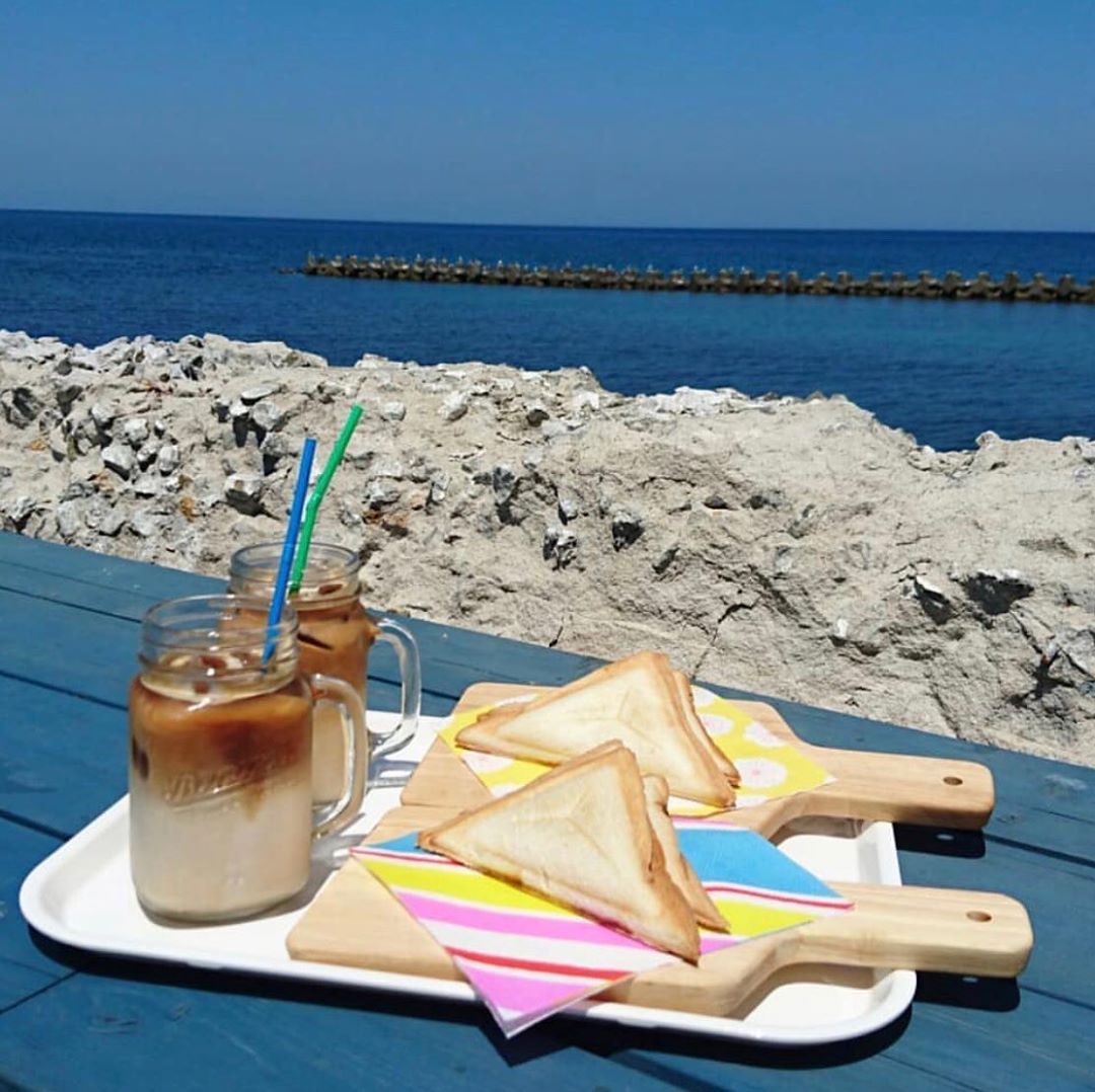 Retrip Hokkaido Retrip 銭函カフェ 銭函にある しろくまコーヒー 銭函駅前店 コーヒーやラテと一緒に サンドイッチなどを味わうことが出来ます 海を臨みながら楽しむこ Wacoca Japan People Life Style