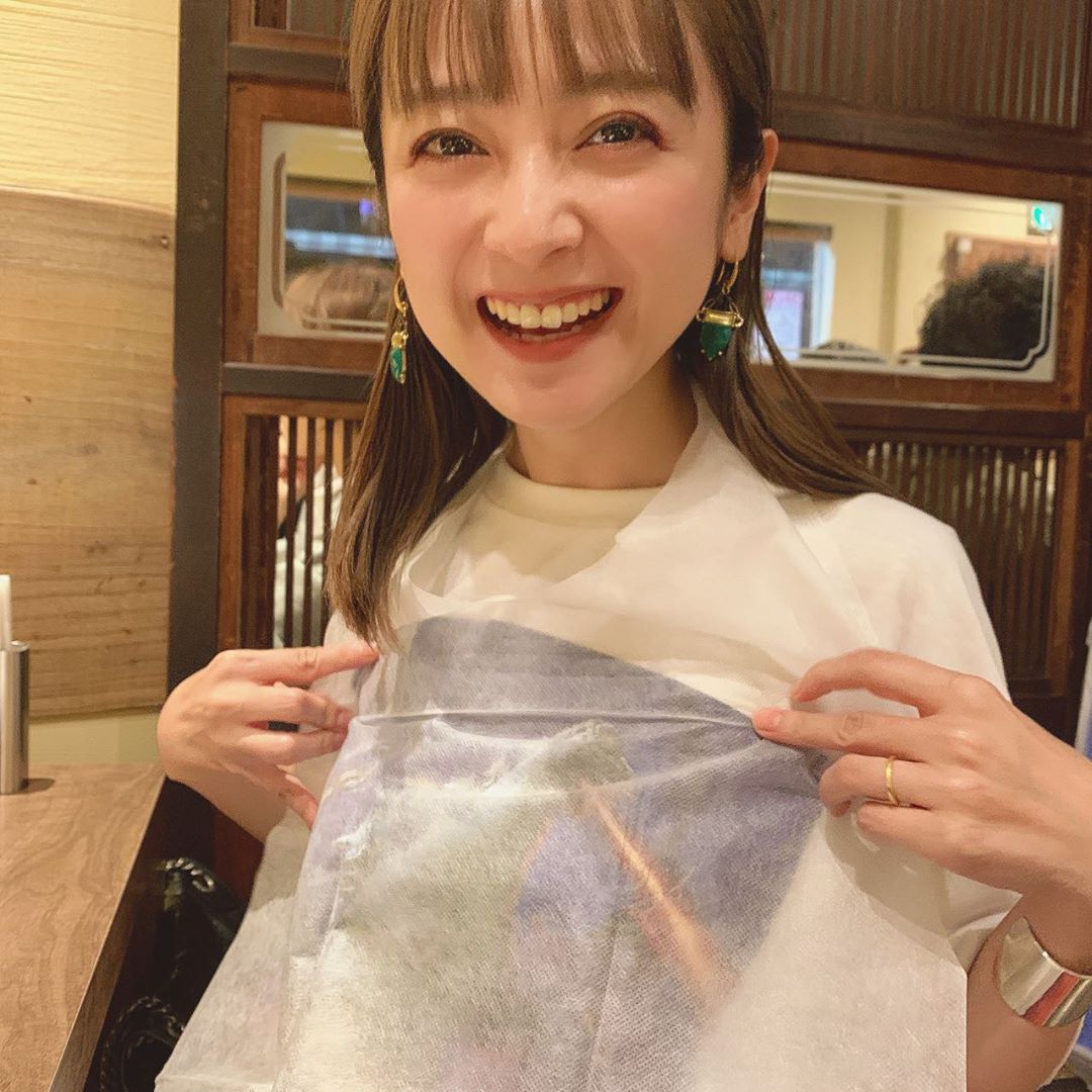 安達祐実 紙エプロンの向こう 透けて見えるは 火を噴くゴジラ ときどき 人のtシャツ勝手に着る Wacoca Japan People Life Style