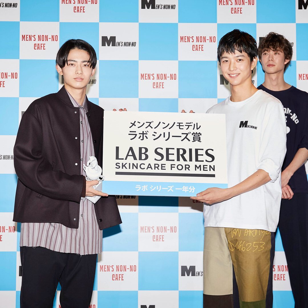 Mensnonnobeauty 新メンズノンノモデル３名を発表 今年のラボ シリーズ賞に選ばれたのは豊田裕大くん 先輩モデルから表彰パネルとトロフィーが手渡されました ビューティの取材にも挑 Wacoca