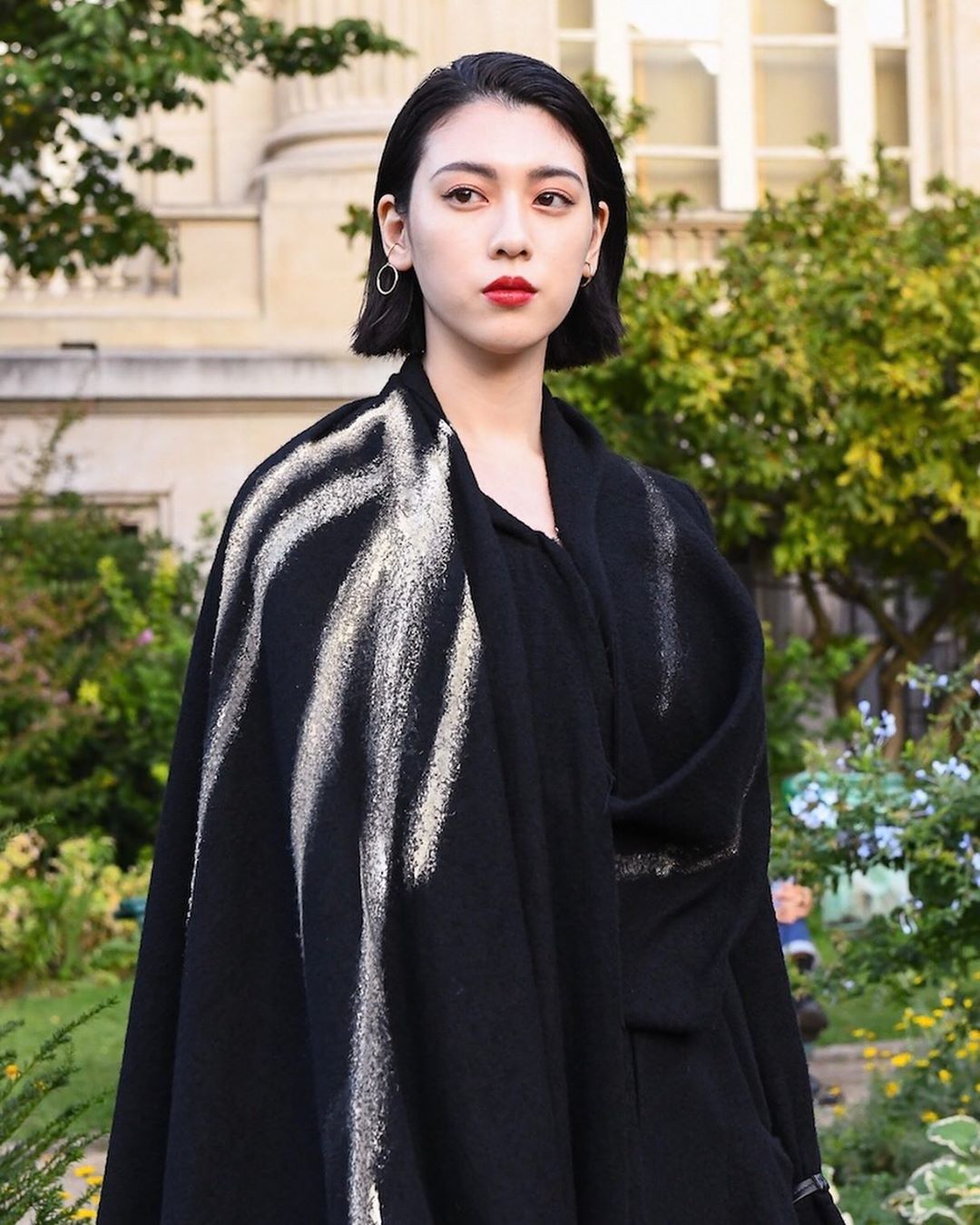 Wwdjapan 三吉彩花 松井愛莉 高橋ららの華麗なる七変化 パリコレの着こなしをプレイバック ブランドの服を着用してファッションショーを訪れ その模様をそれぞれが抱える Wacoca Japan People Life Style