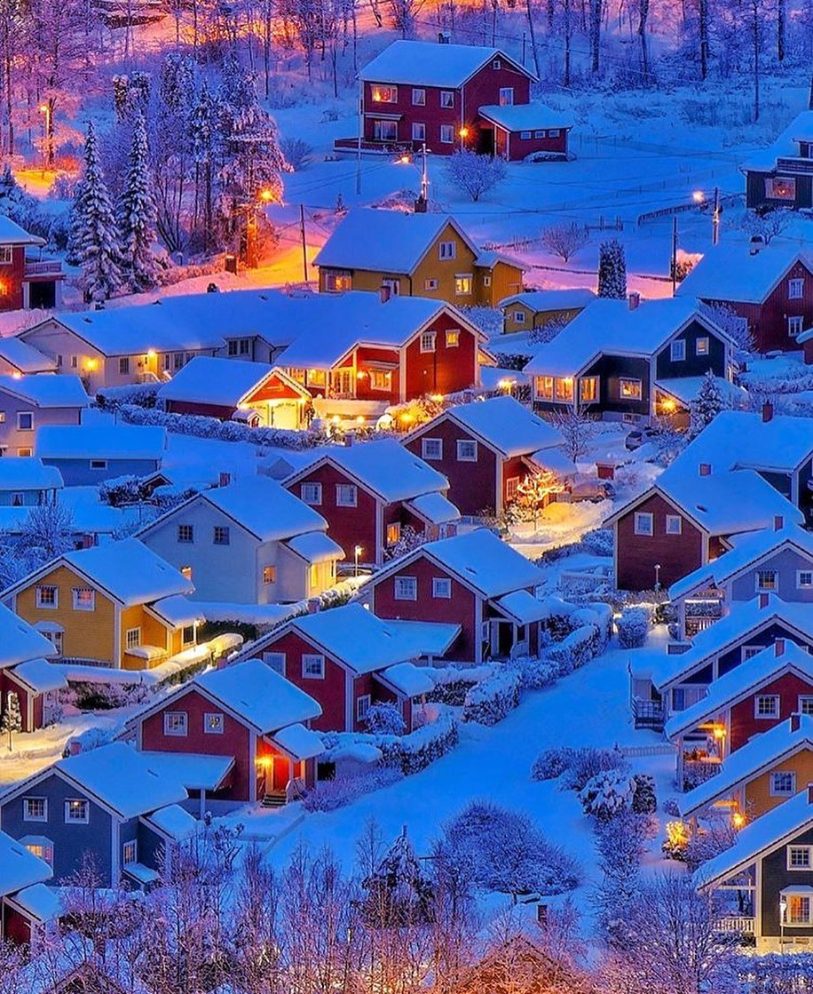 Retrip Global Retrip ノルウェー こちらはノルウェーの雪景色です カラフルなお家 と真っ白な雪の組み合わせは雪国らしい雰囲気がありますよね 自然豊かなノルウェーの冬は Wacoca Japan People Life Style