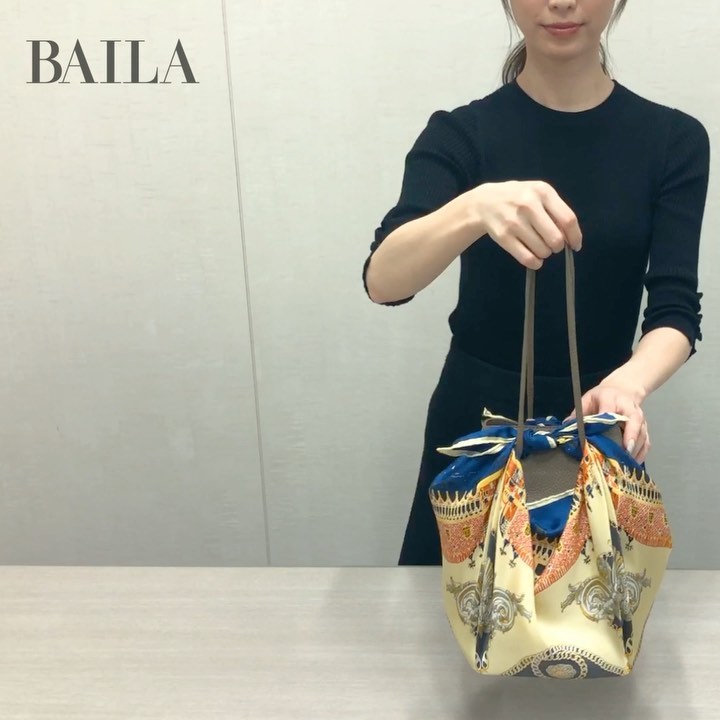 Baila スカーフアレンジhow To 動画 手持ちのシンプルなバッグをスカーフで包むだけで 主役小物が完成 バッグの形は巾着だけでなく トートはバケツ型にも使えます Wacoca Japan People Life Style