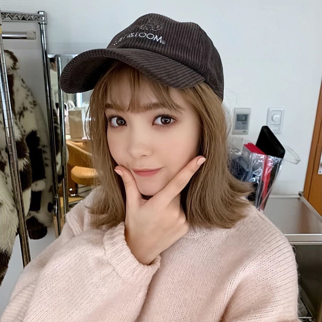 ViVi メイクルームで私服姿の ニコルを発見 このキャップ、分かる人には分かるかな？？ 最近買ったという ピンクバッグもかわいい 明日