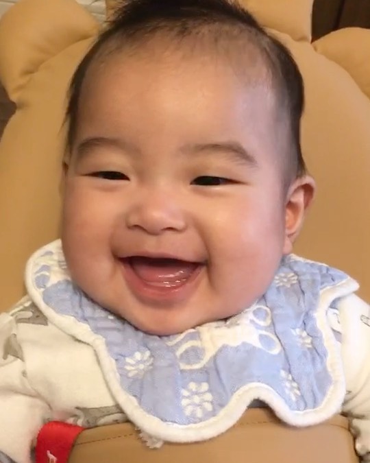 伊藤春香 はあちゅう 母に遊んでもらって 笑う息子 笑顔 生後5ヶ月 ちびけん 赤ちゃんのいる生活 日常 テディハグ 赤ちゃんのいる暮らし 赤ちゃん動画 赤 Wacoca Japan People Life Style