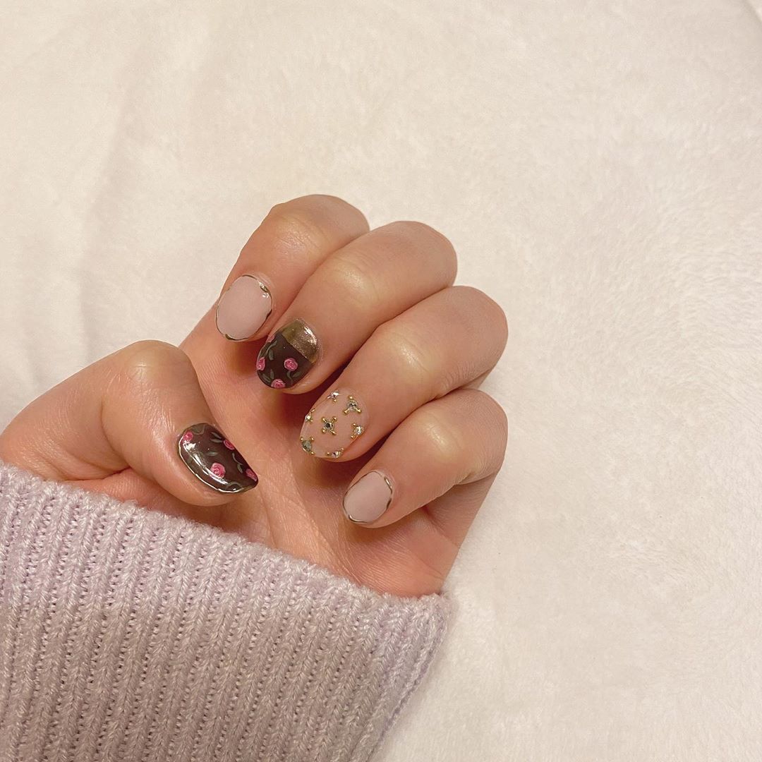 浅井七海 久しぶりにネイル復活 お気に入りです Nail ネイル 薔薇ネイル 薔薇 Wacoca