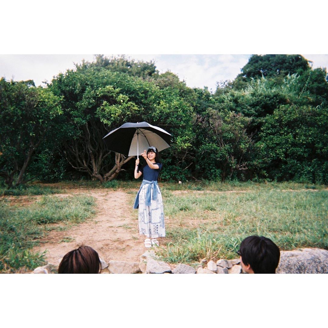 芳根京子 ネコソガレを撮っていたのは 朝ドラ撮影中でした 撮休の日も ロケ地に行くという 笑 自分自身でこの場所に立つのは 少し不思議な気持ちでした あっちがー Wacoca Japan People Life Style