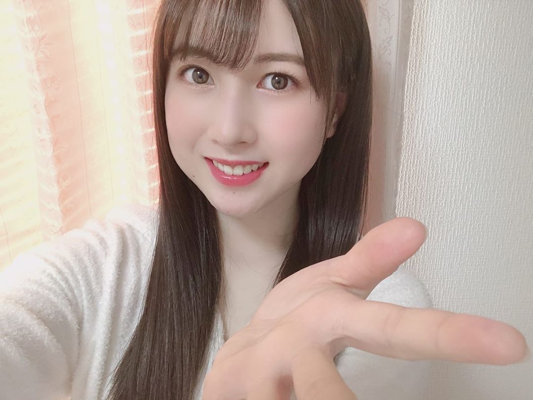 永野芹佳 今日は大阪で握手会の予定だったけど 延期になってしまったということで 握手してる風 な写真です 早く握手会再開出来ますように おうち時間 Wacoca Japan People Life Style