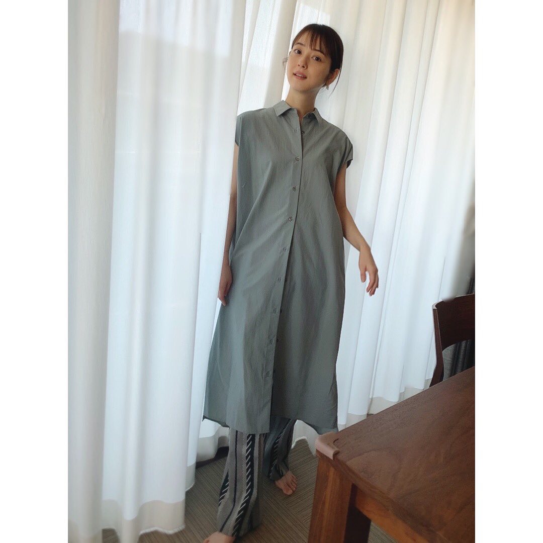 佐々木希 今日のお家服 Norcbytheline のシャツ Styling のパンツ この絶妙なカラーのシャツと形も柄も素敵なパンツ この2つのブランド Wacoca Japan People Life Style