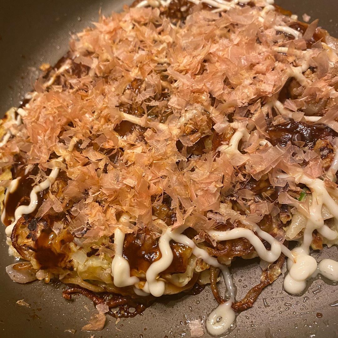 浅井七海 お好み焼き食べた 鰹節が踊ってるところを ママが見せたいって言ってかけるんだけど 全然鰹節が踊らない動画です しかし音は美味しそう Wacoca