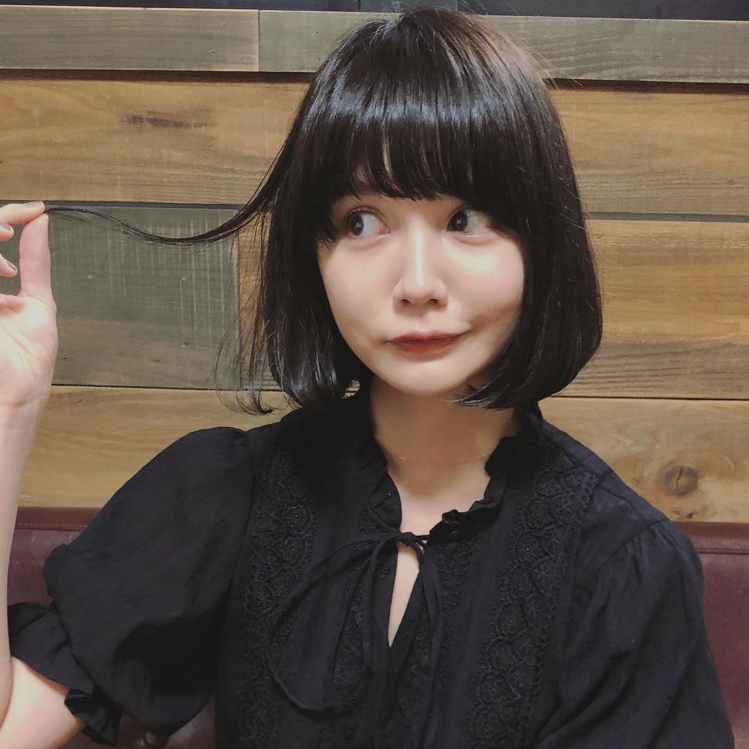 村田倫子 髪を暗くしました どうでしょう ヘアカラーを変えるだけで 纏う服や 手に取るコスメが変わるから この瞬間が昔からすき 自分の幅と演出を楽しむきっかけ Wacoca Japan People Life Style