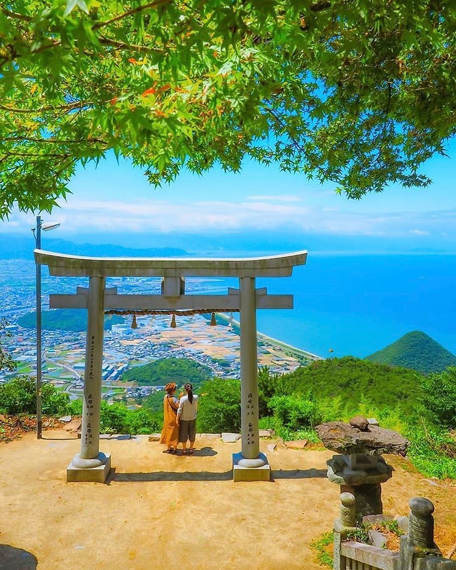 Retrip Nippon Retrip 香川 本日ご紹介するのは 香川県にある 高屋神社 です 山の頂上に本宮があり 瀬戸内海を一望できることから 天空の鳥居 と呼ばれる 幻想的な絶 Wacoca Japan People Life Style