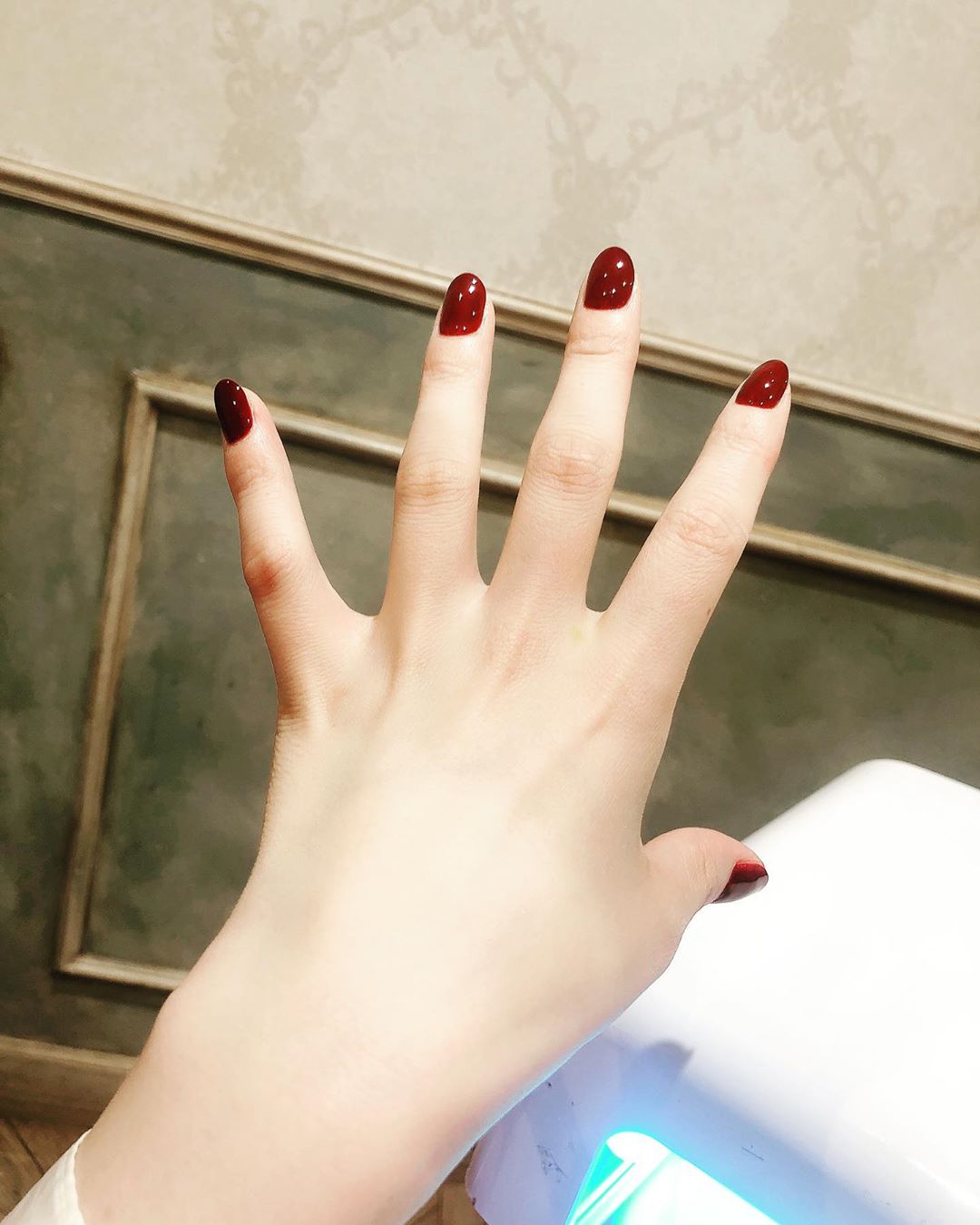 ダレノガレ明美 New Nail 久しぶりに赤に 肌が白いから目立つ 岩崎ちゃんいつもありがとう Roi Nailsalon 手は年齢が隠せないと言われているので す Wacoca Japan People Life Style