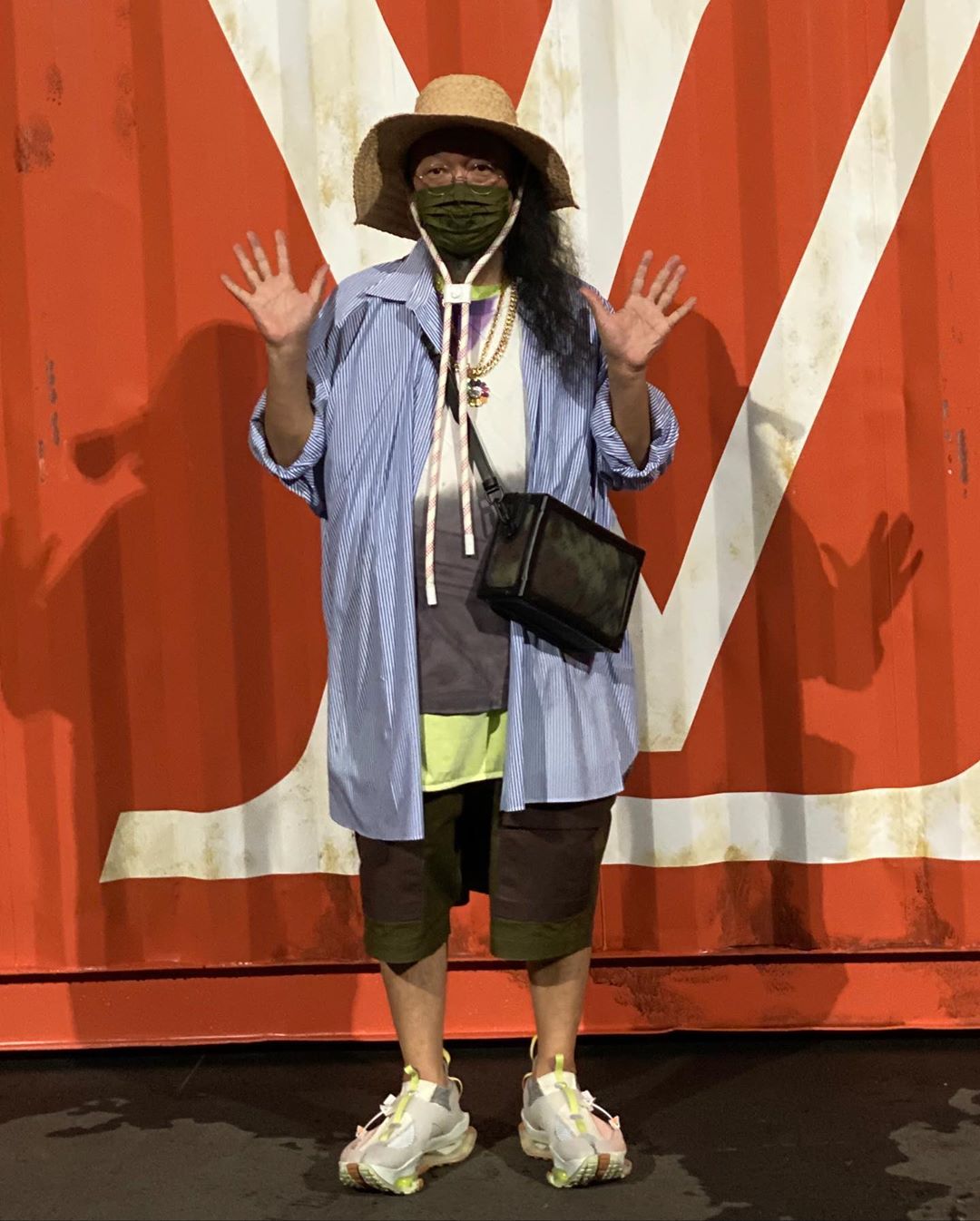 Voguejapan ルイ ヴィトンのファッションショーでは 発売中の10月号の表紙のクリエイションを担当した村上隆や 市川海老蔵 仲里依紗などの姿もキャッチ Takash Wacoca Japan People Life Style