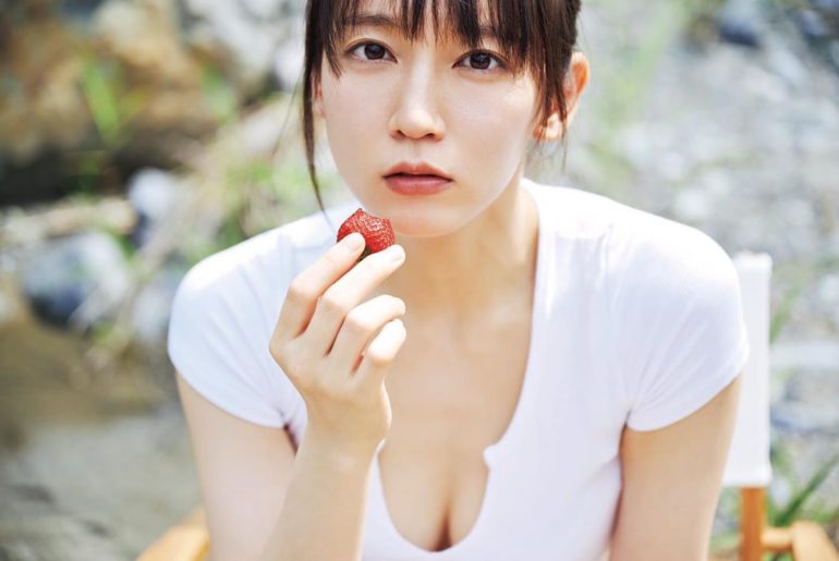 吉岡里帆 サマージャンボ宝くじのcmがoa中です 妻夫木さんとのカピバラ対決が楽しかったです これの5倍ぐらいの長尺でやっていました 8 14まで Wacoca