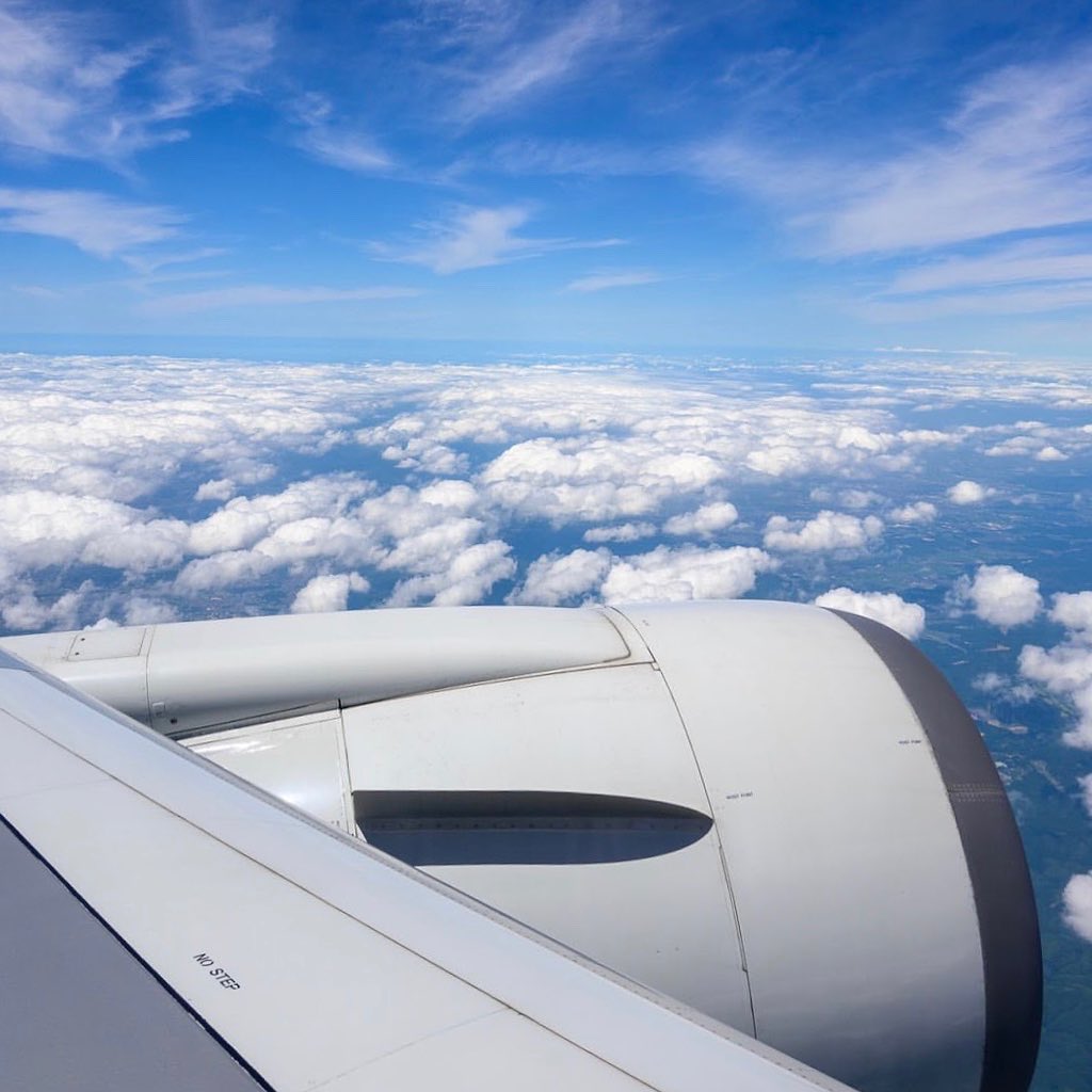 Ana 空の上はいつも晴れ Photo Shinkun787 迫力の エンジンと一緒に 青い空と 白い雲 飛行中 機窓写真 飛行機の窓から Wacoca Japan People Life Style