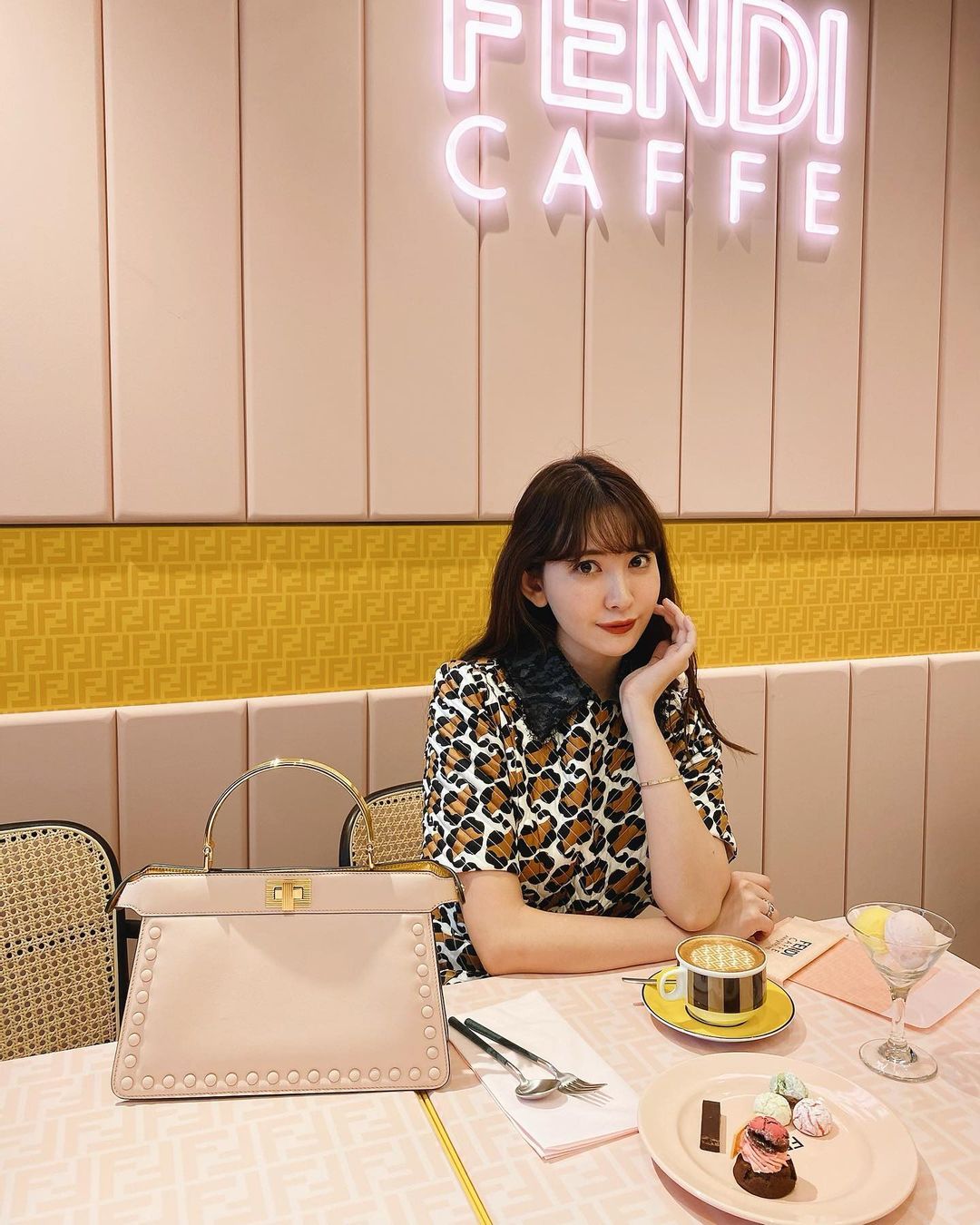 小嶋陽菜 Fendi Caffe By Anniversaireへ 可愛い空間に心躍った 期間限定で明日からオープンです Fendicafe Wacoca Japan People Life Style