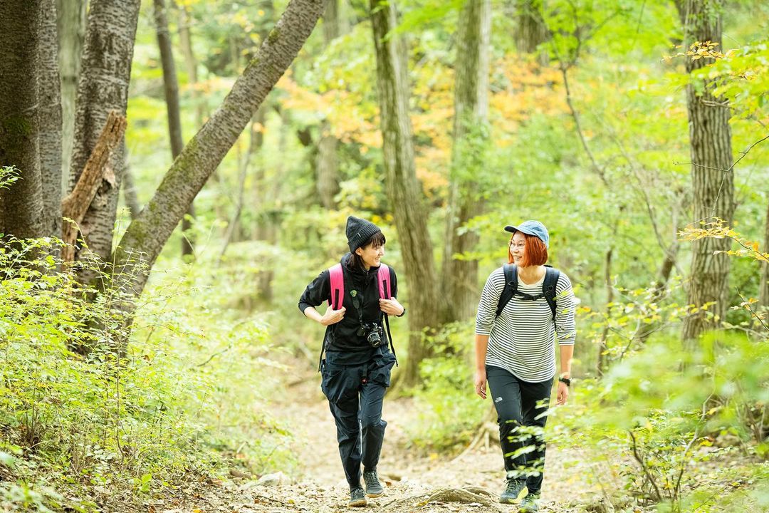 Randonneemagazine ふらり自由きままな山歩き 待ち合わせは山頂で 今日の気分で道を選び 思い思いのコースをたどって歩く モデルの 加藤由佳さんと山刺繍作家の原藍子さんが案内し Wacoca Japan People Life Style