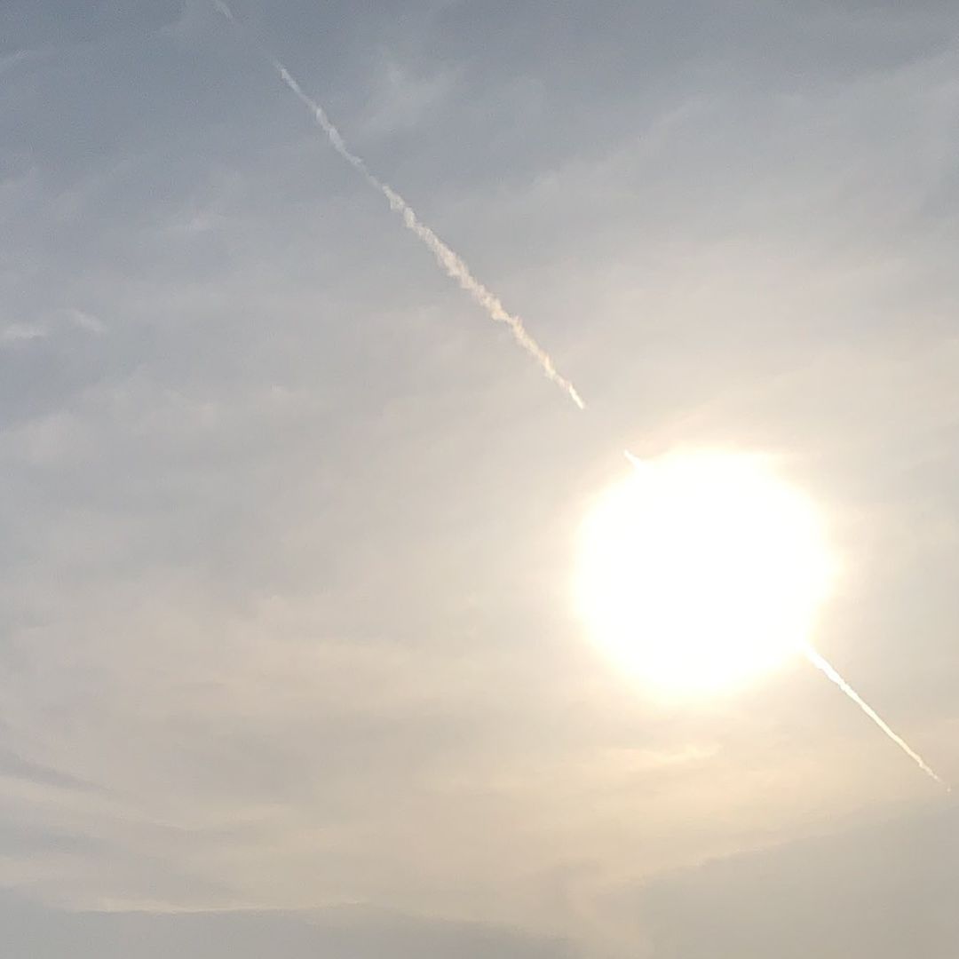 河西美希 太陽と被った飛行機雲 昨日は満月だったし空って本当に エネルギーもらえるよね 最近は自分を大切にする時間を 作って心を癒してあげるようにし Wacoca Japan People Life Style