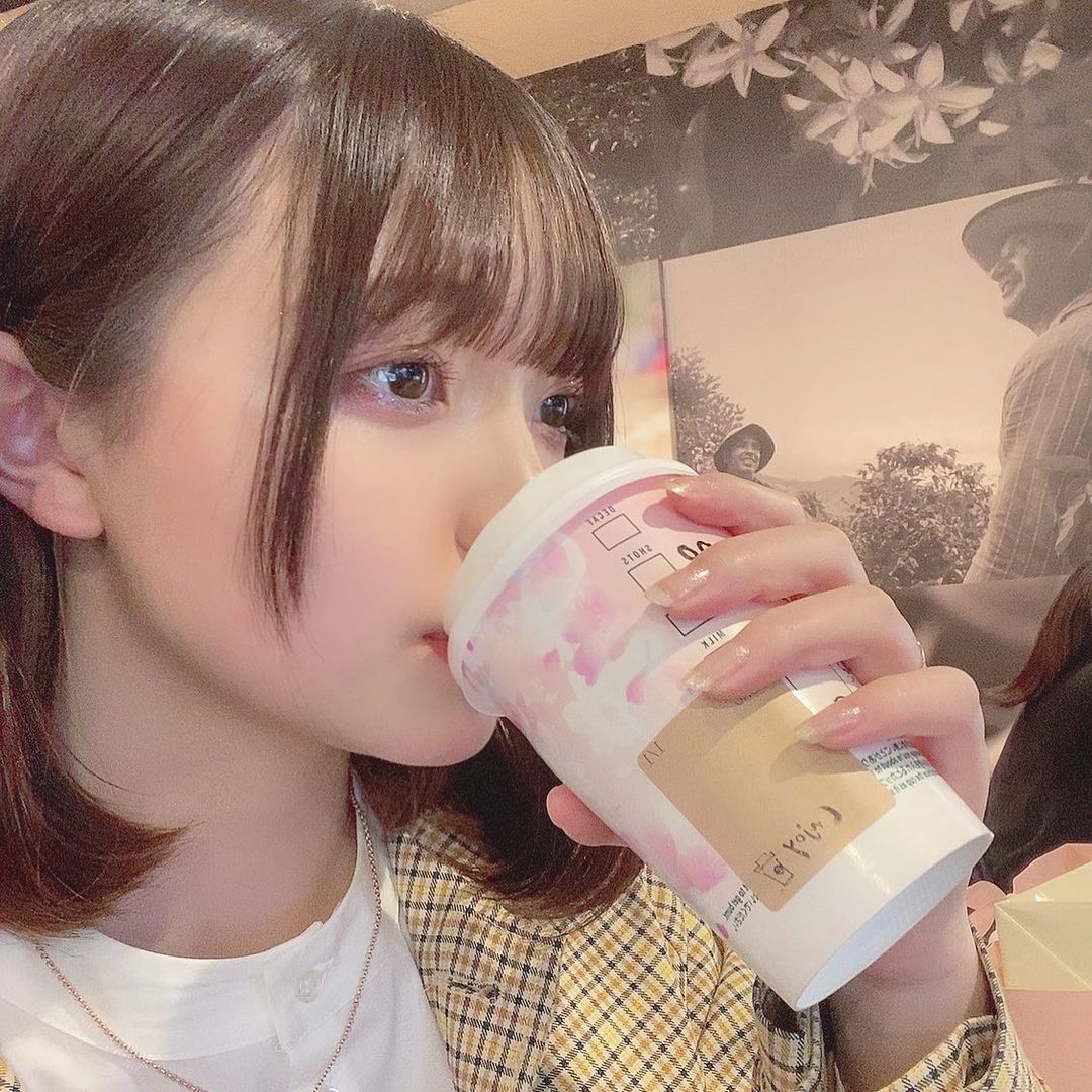 奥本陽菜 普通かわいい女の子は両手で飲むよね笑 Starbucks スタバ ホワイトホットチョコレート Wacoca Japan People Life Style