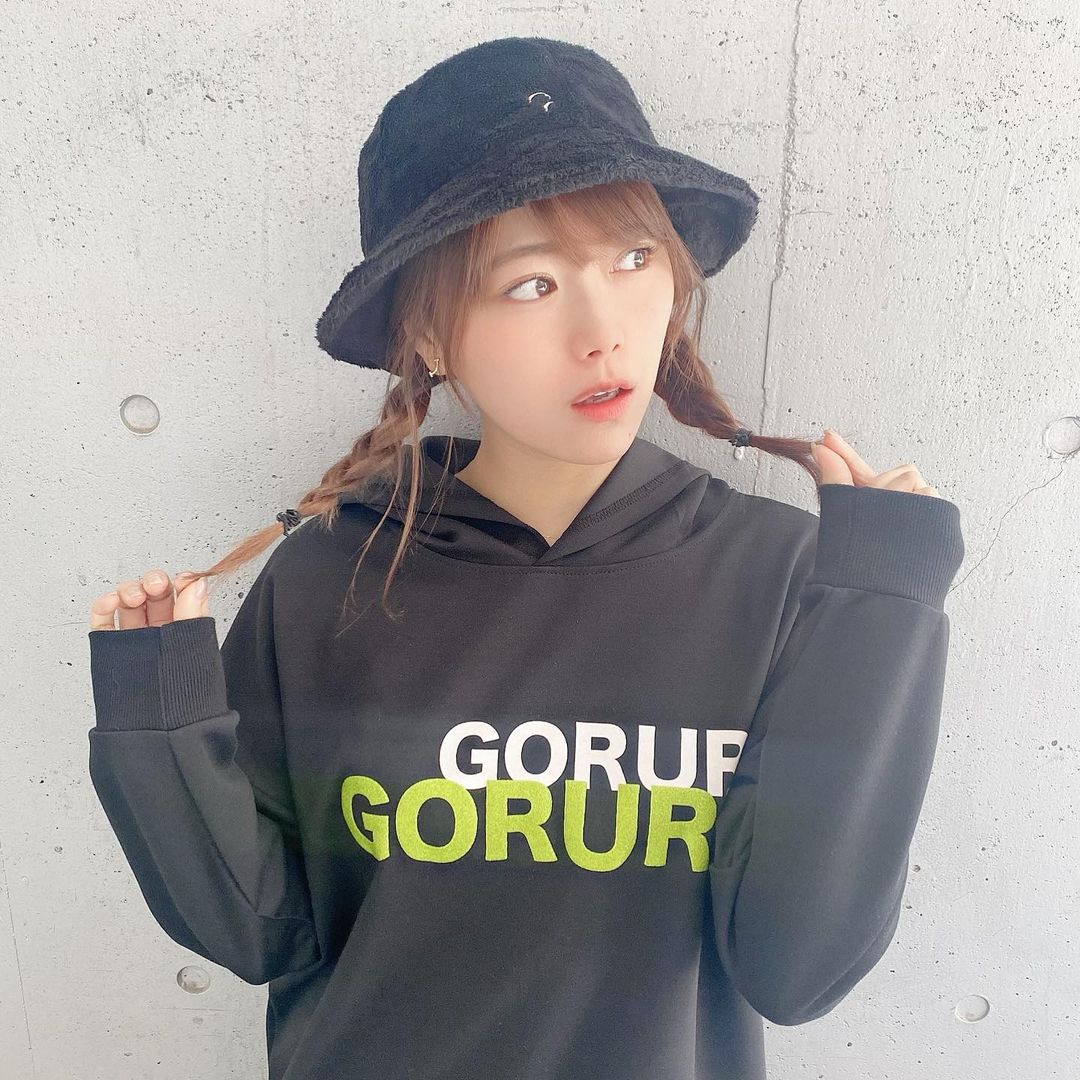 山内鈴蘭 今日の私服ちゃんっ パーカーにバケハかわいい 帽子かぶるときおさげしがち Gorurun の新作だよ パーカーは薄地で Wacoca Japan People Life Style