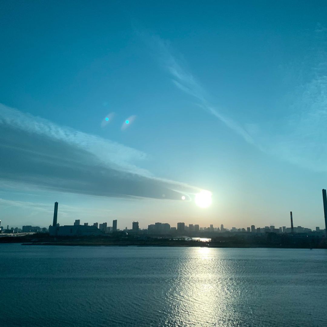 石田ゆり子 昨日の夕景 車で都内を移動中 窓の外を見て ハッとして あわてて撮影 運転してません 念のため 空を見ることが 私にとって何よりの癒し 東京の空 Wacoca Japan People Life Style