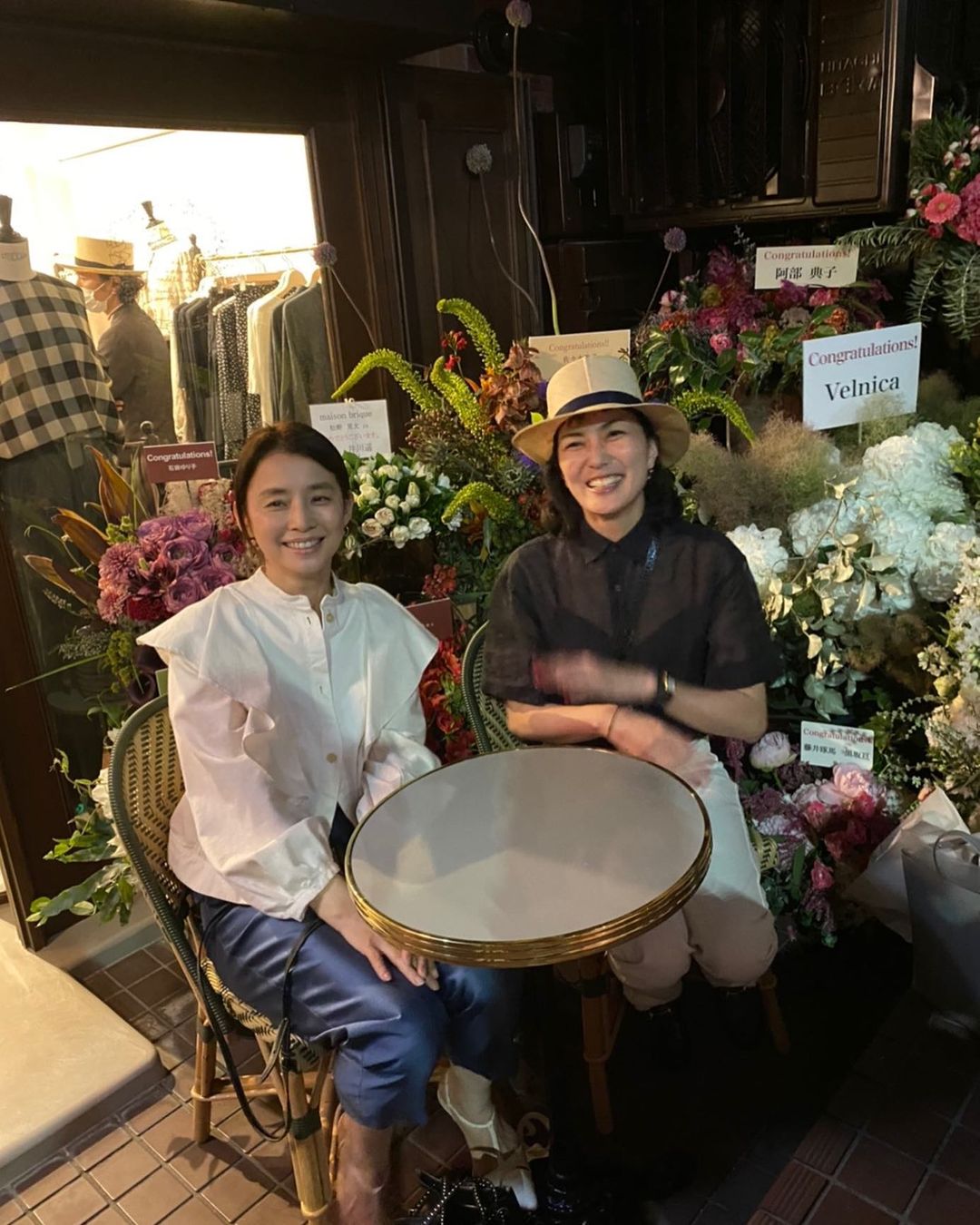 石田ゆり子 昨日の夕方 代々木上原の駅から すぐのところにできた コータくんの新しいお店 Maison Brique のプレオープンへ 行きました お花も笑顔もたくさん Wacoca Japan People Life Style