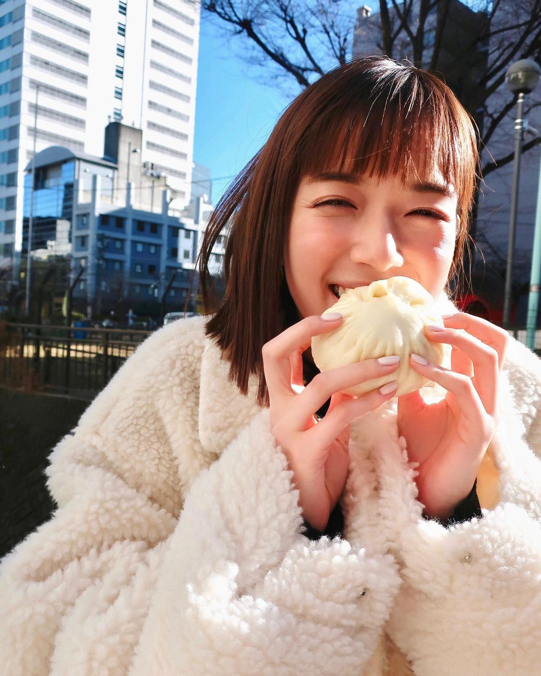 佐藤栞里 肉まんは中学生の頃から 公園で食べるのが好きなのですが ものすごく寒い日だったので 肉まん屋さんから徒歩1分でも せっかくあつあつの 肉まんが 一瞬でひえっ Wacoca Japan People Life Style